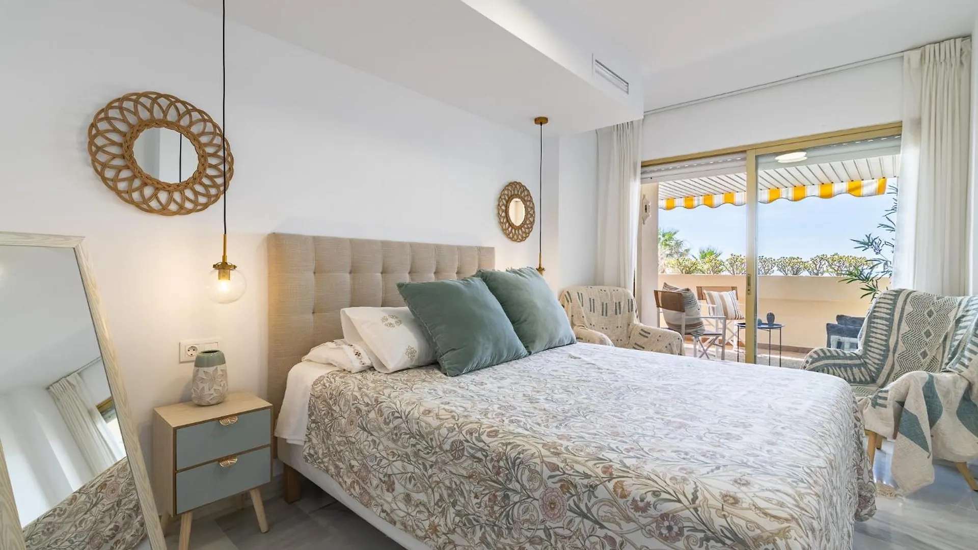 Espectacular Apartamento Estepona, Primera Linea De Playa, Totalmente Reformado En 2023 Apartment