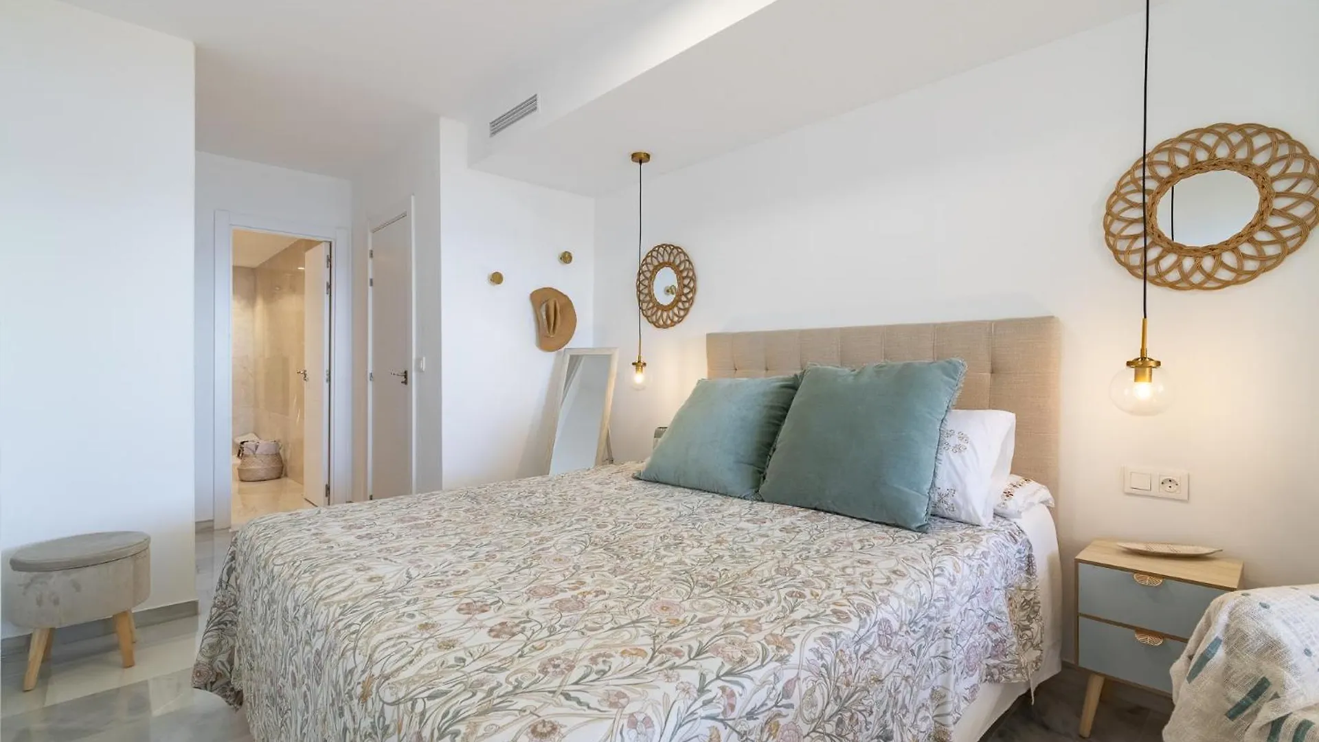 Espectacular Apartamento Estepona, Primera Linea De Playa, Totalmente Reformado En 2023 Apartment  Estepona